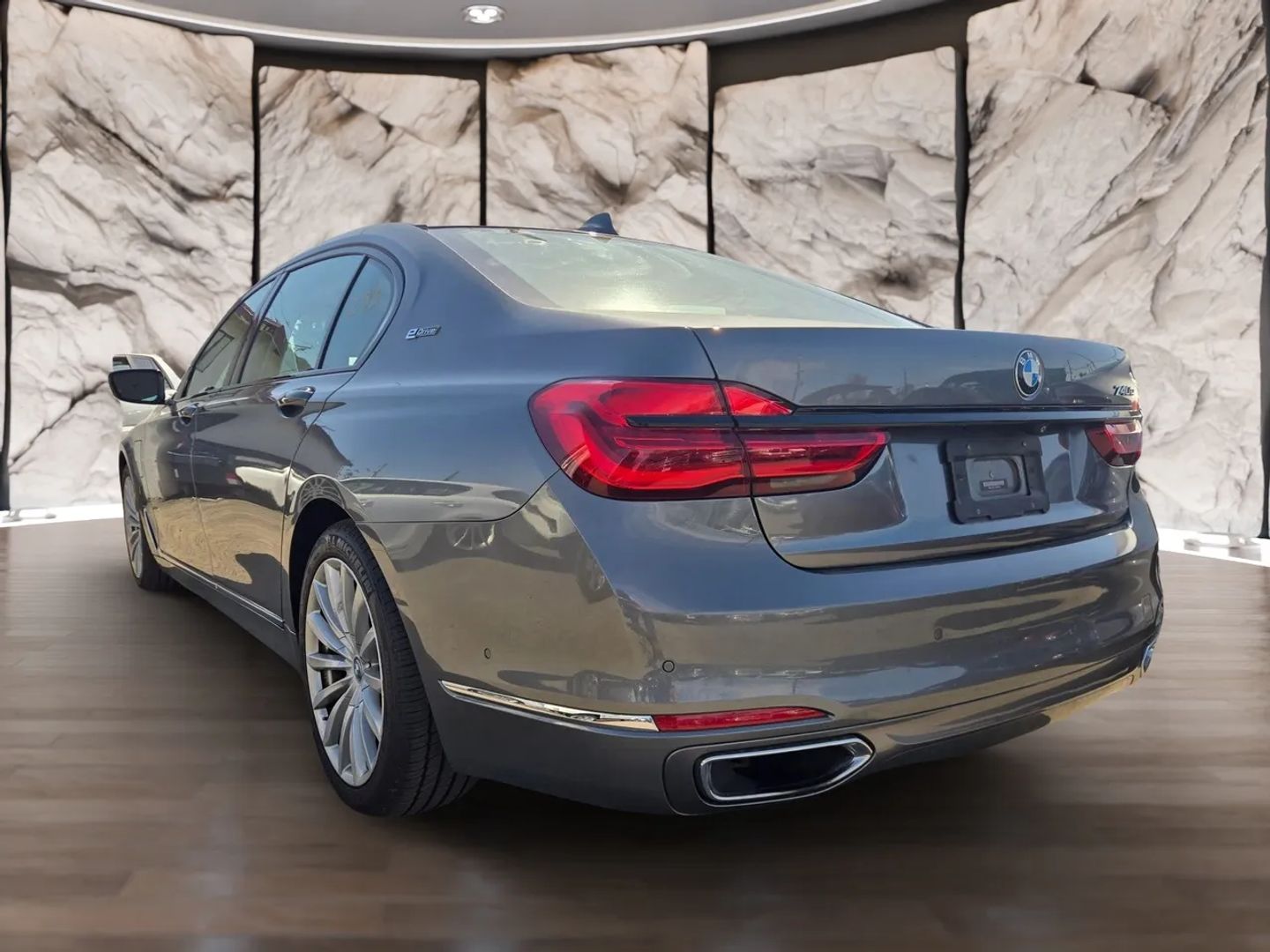 Photo 8 of this BMW 7 Series