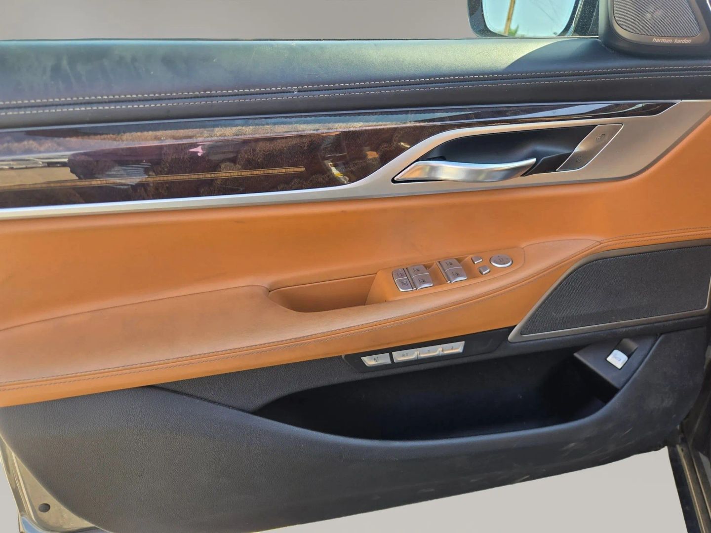 Photo 9 of this BMW 7 Series