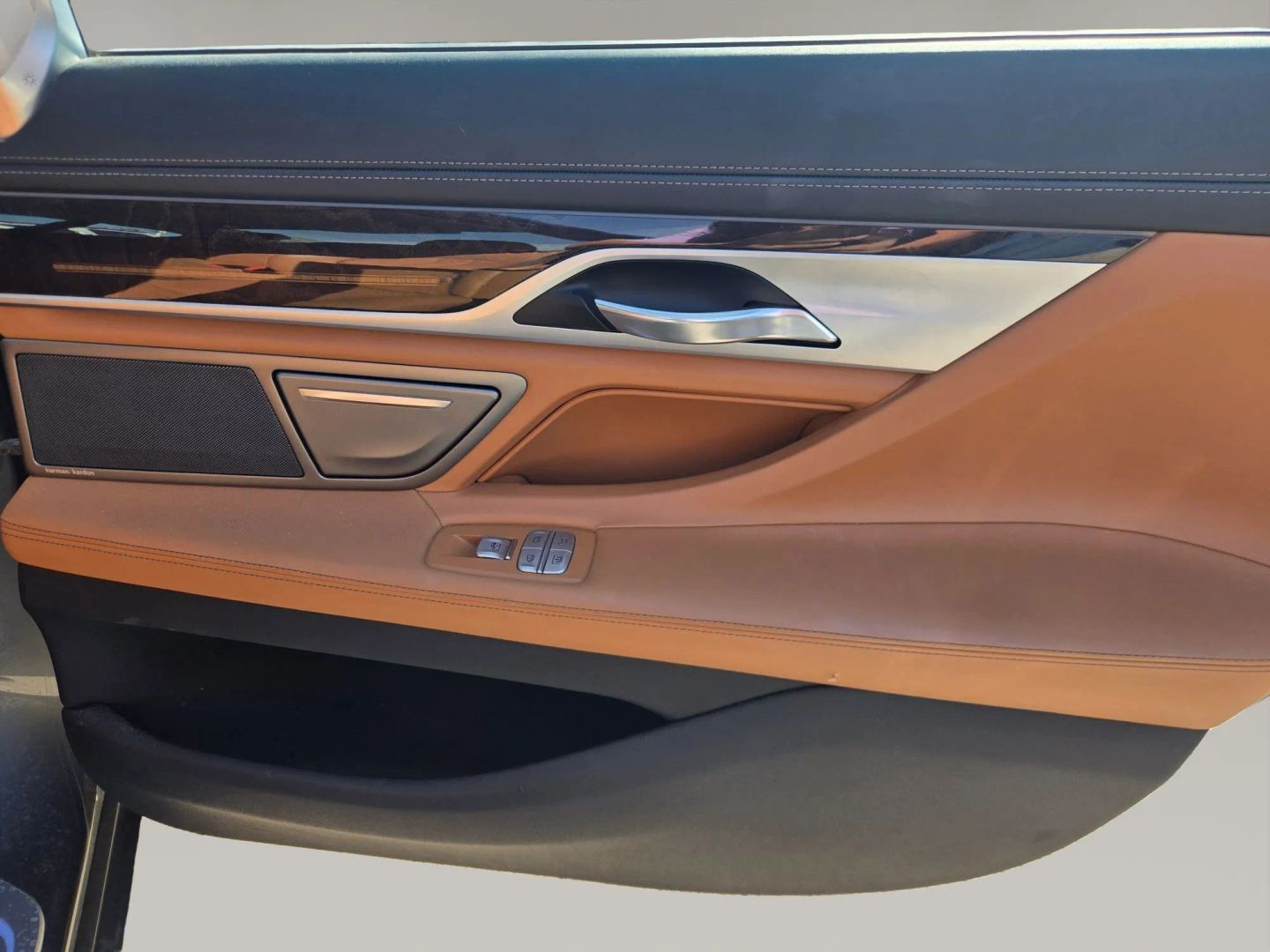 Photo 17 of this BMW 7 Series