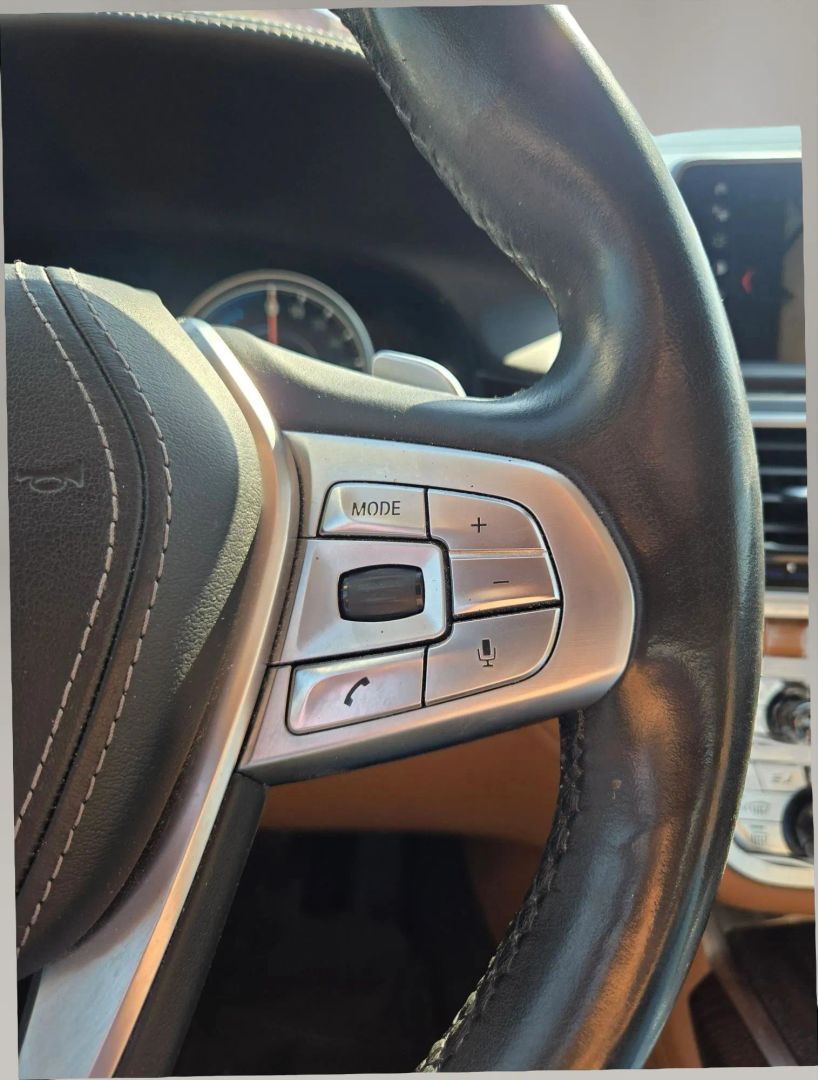 Photo 22 of this BMW 7 Series