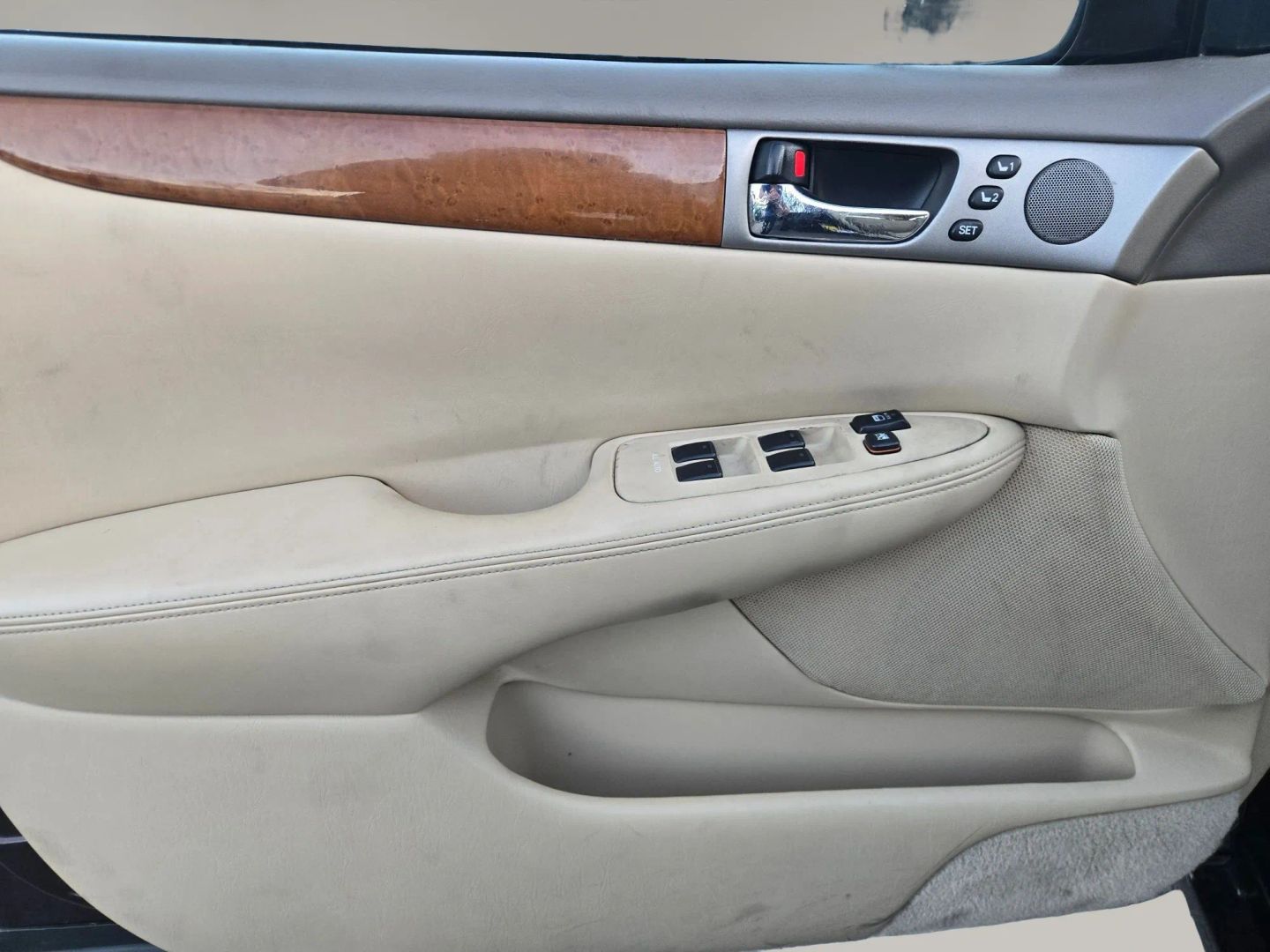 Photo 9 of this Lexus ES 330