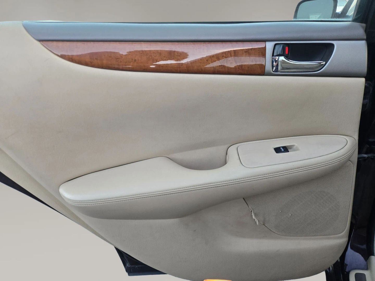 Photo 12 of this Lexus ES 330