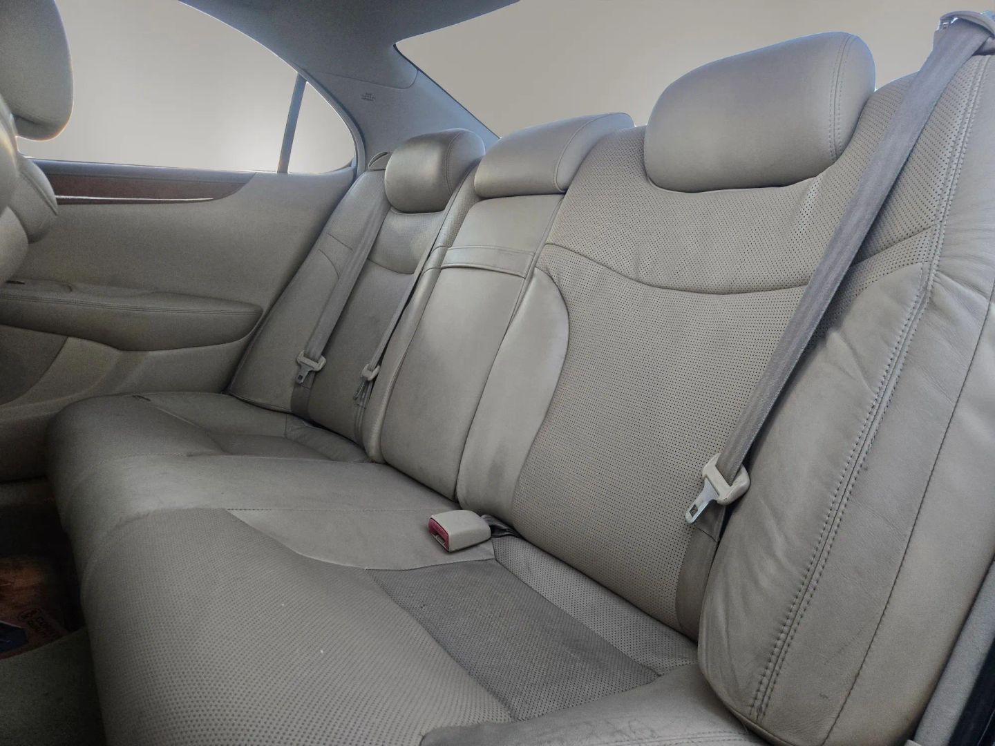 Photo 13 of this Lexus ES 330