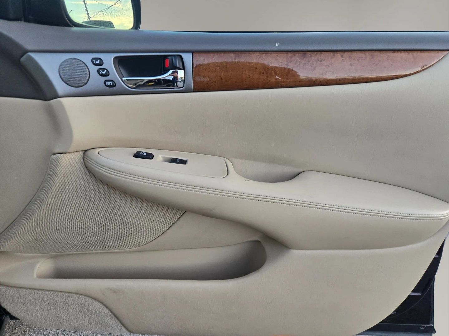 Photo 14 of this Lexus ES 330