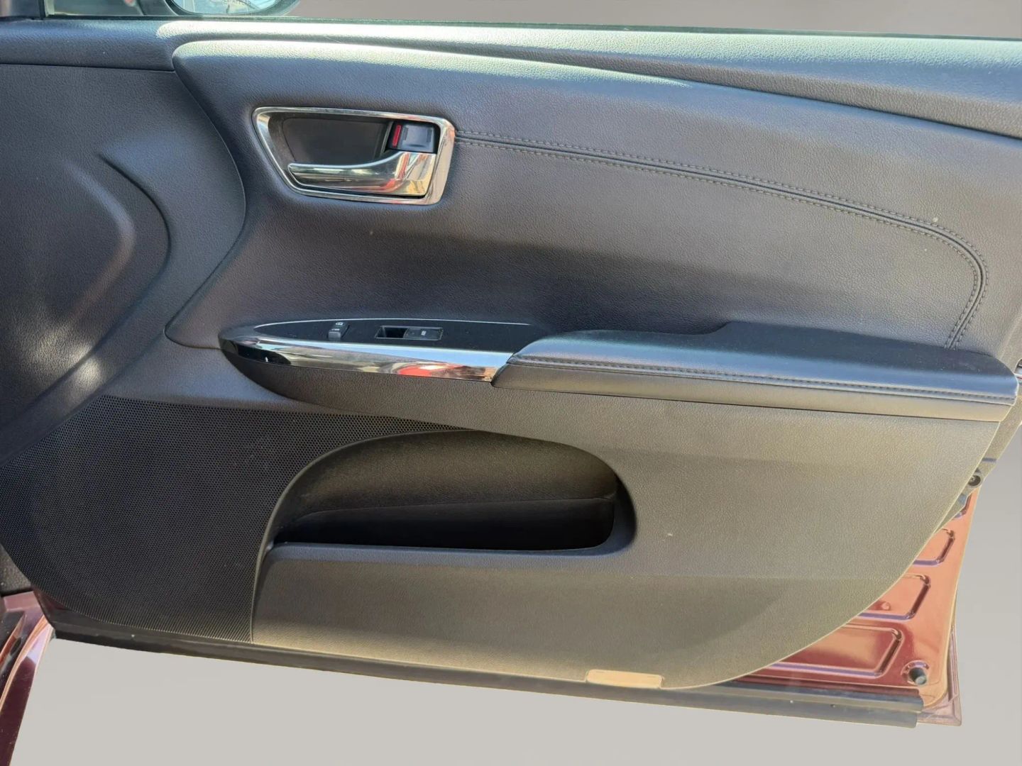 Photo 14 of this Toyota Avalon Hybrid