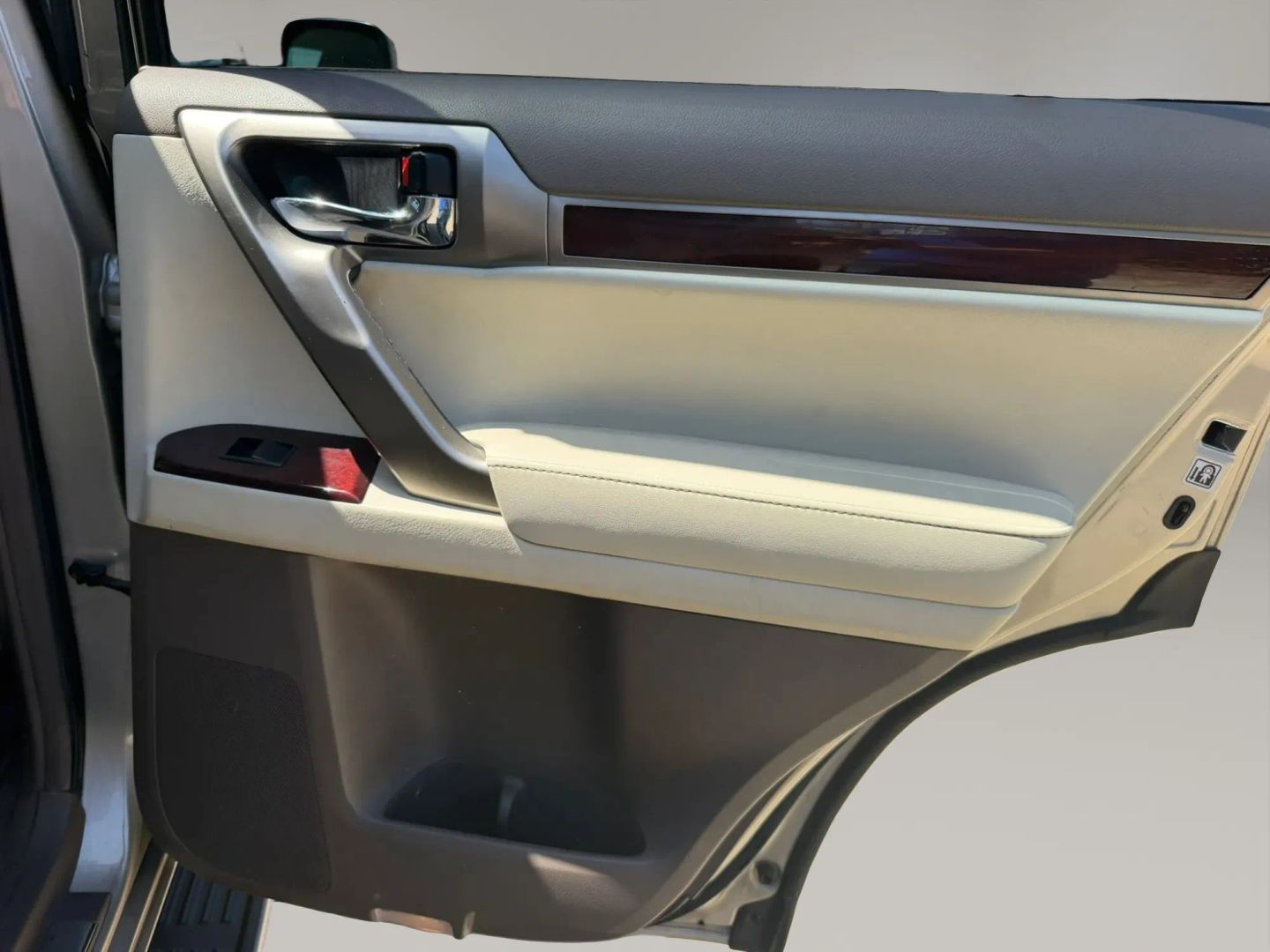 Photo 16 of this Lexus GX 460
