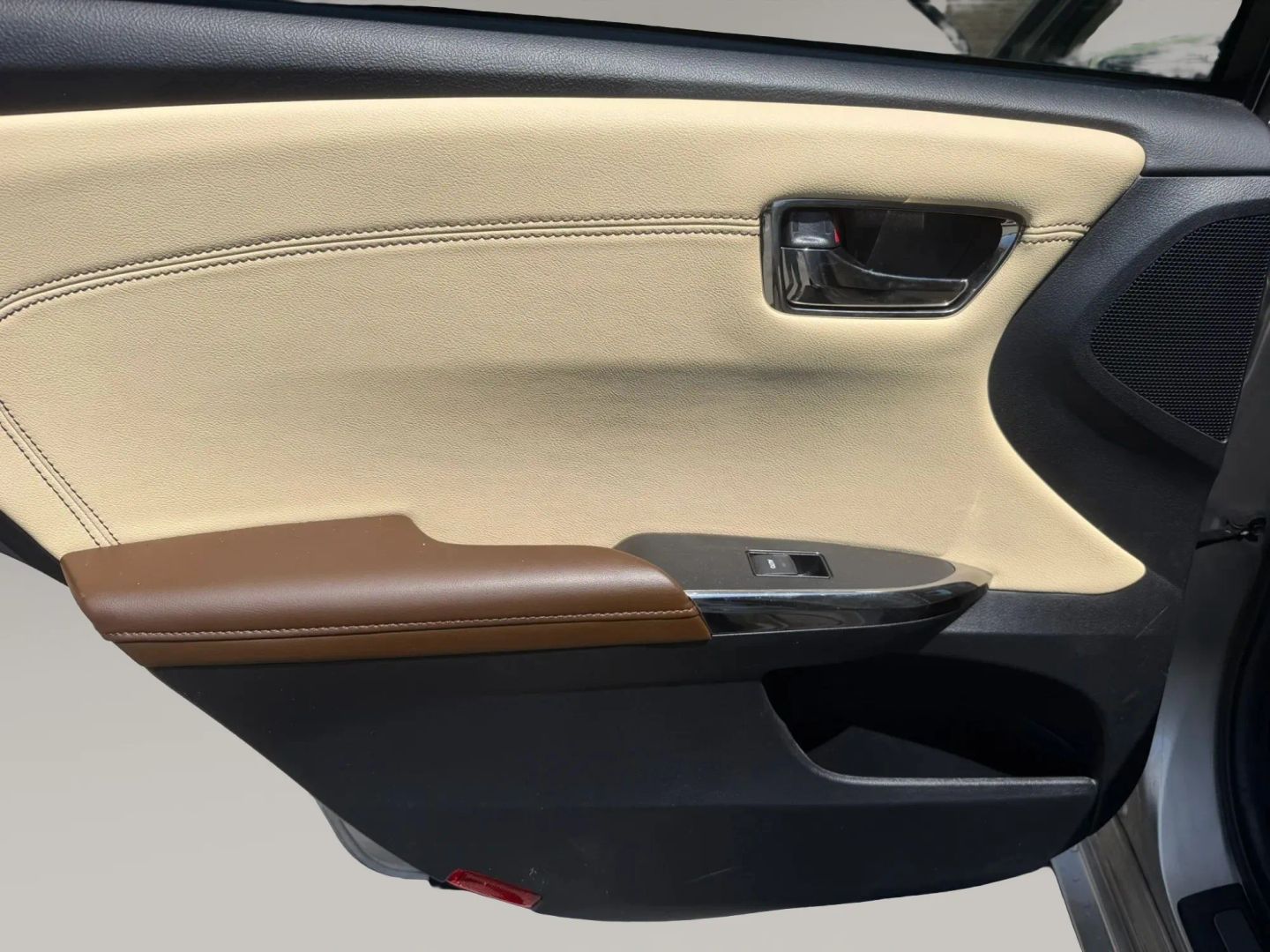 Photo 12 of this Toyota Avalon