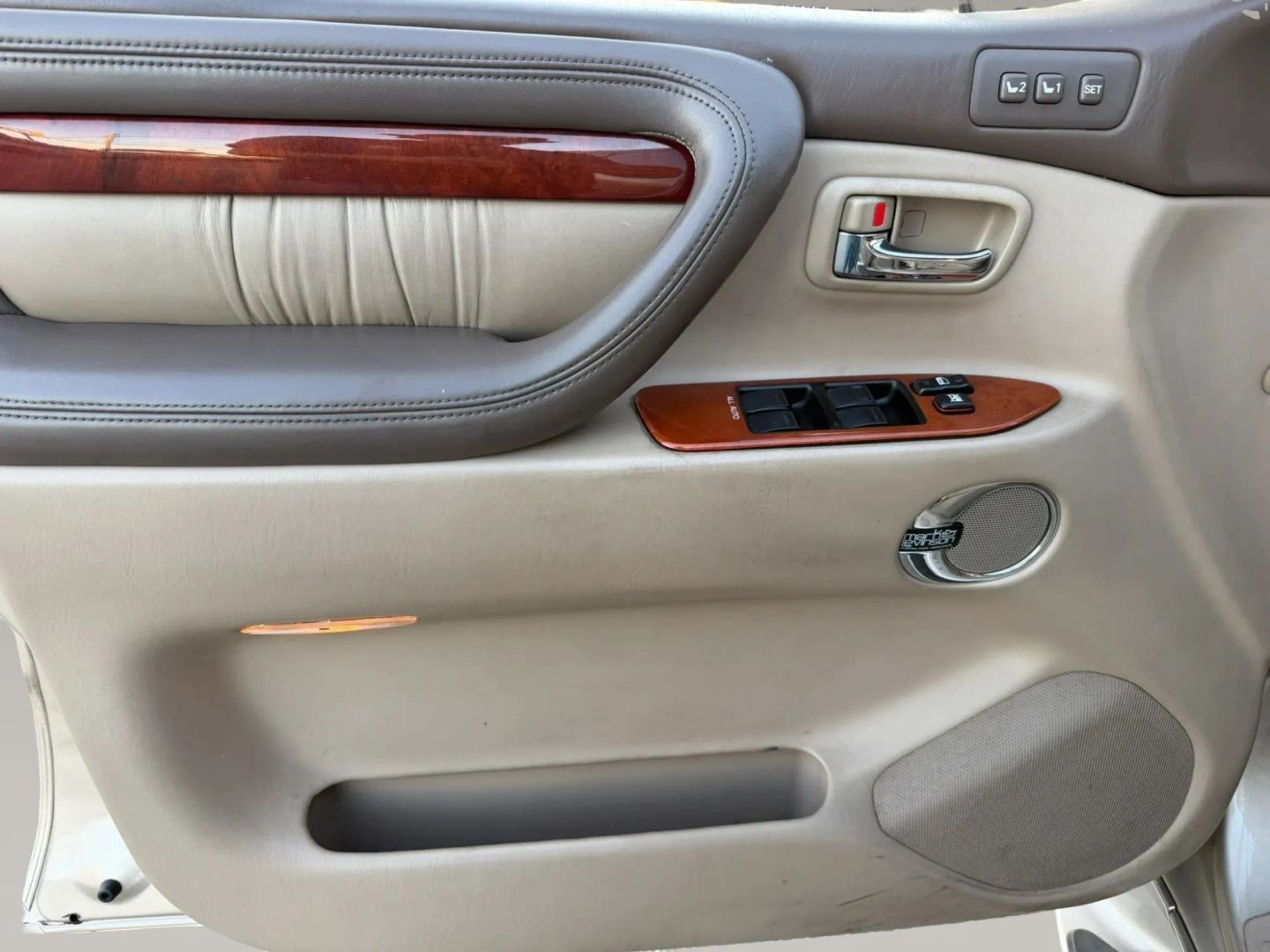 Photo 9 of this Lexus LX 470