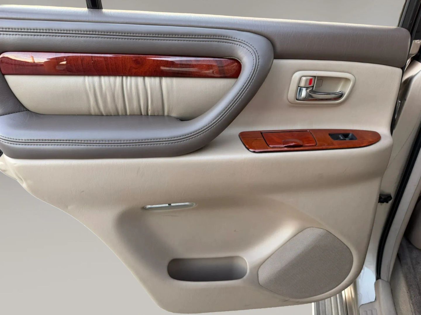 Photo 12 of this Lexus LX 470