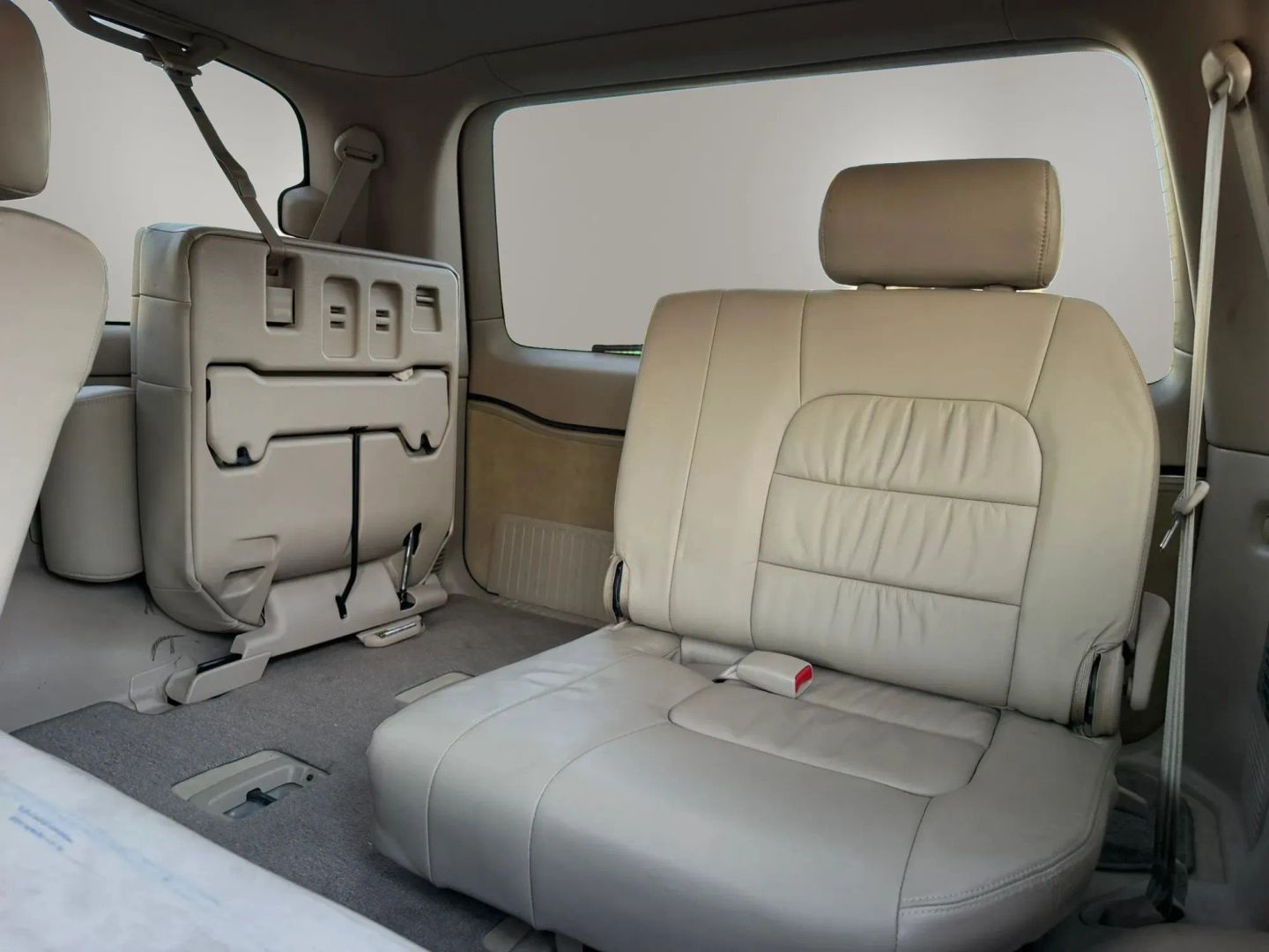 Photo 14 of this Lexus LX 470