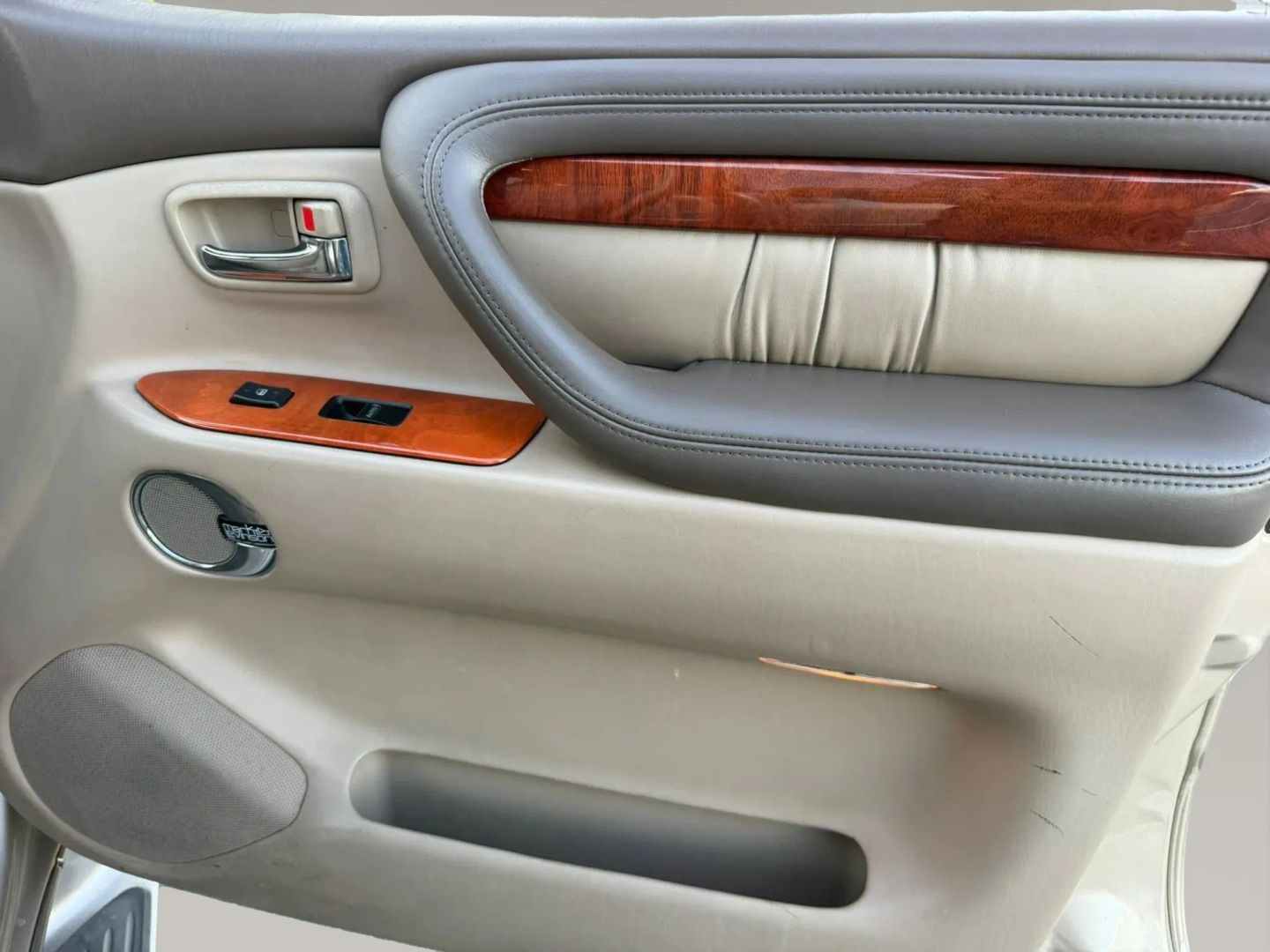 Photo 16 of this Lexus LX 470