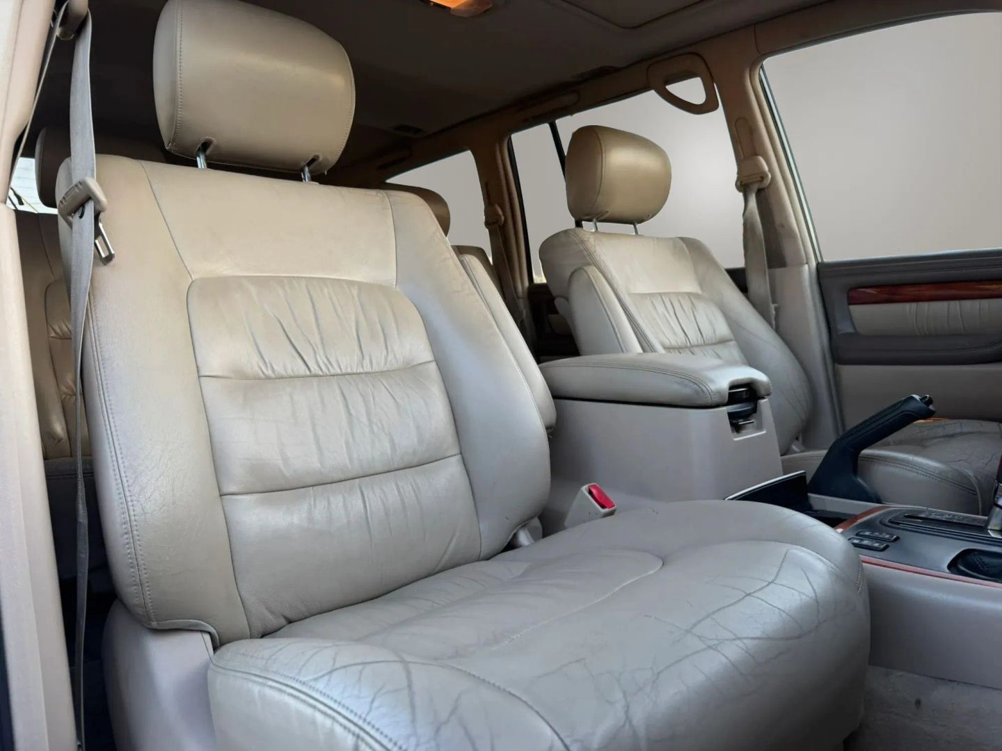 Photo 17 of this Lexus LX 470