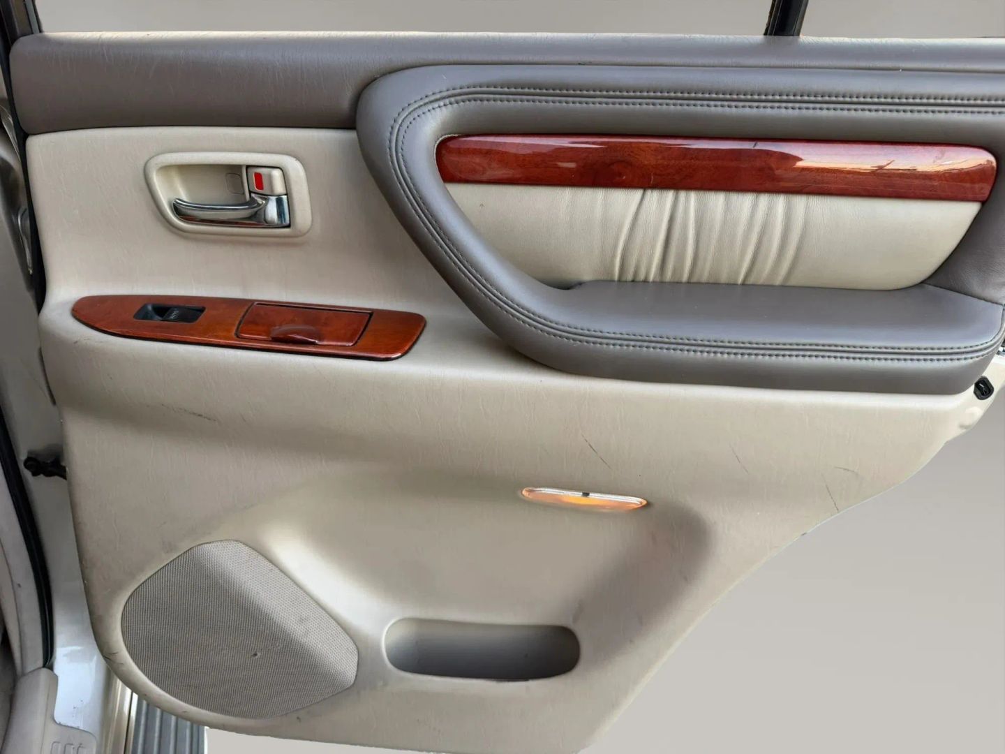 Photo 18 of this Lexus LX 470