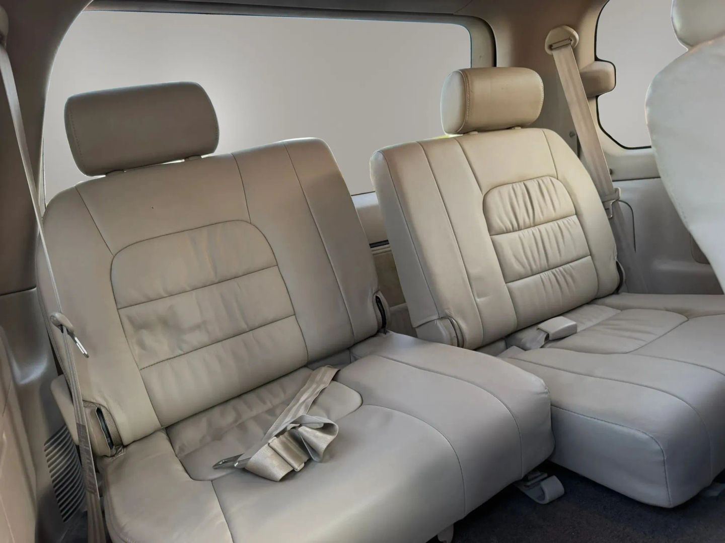 Photo 20 of this Lexus LX 470