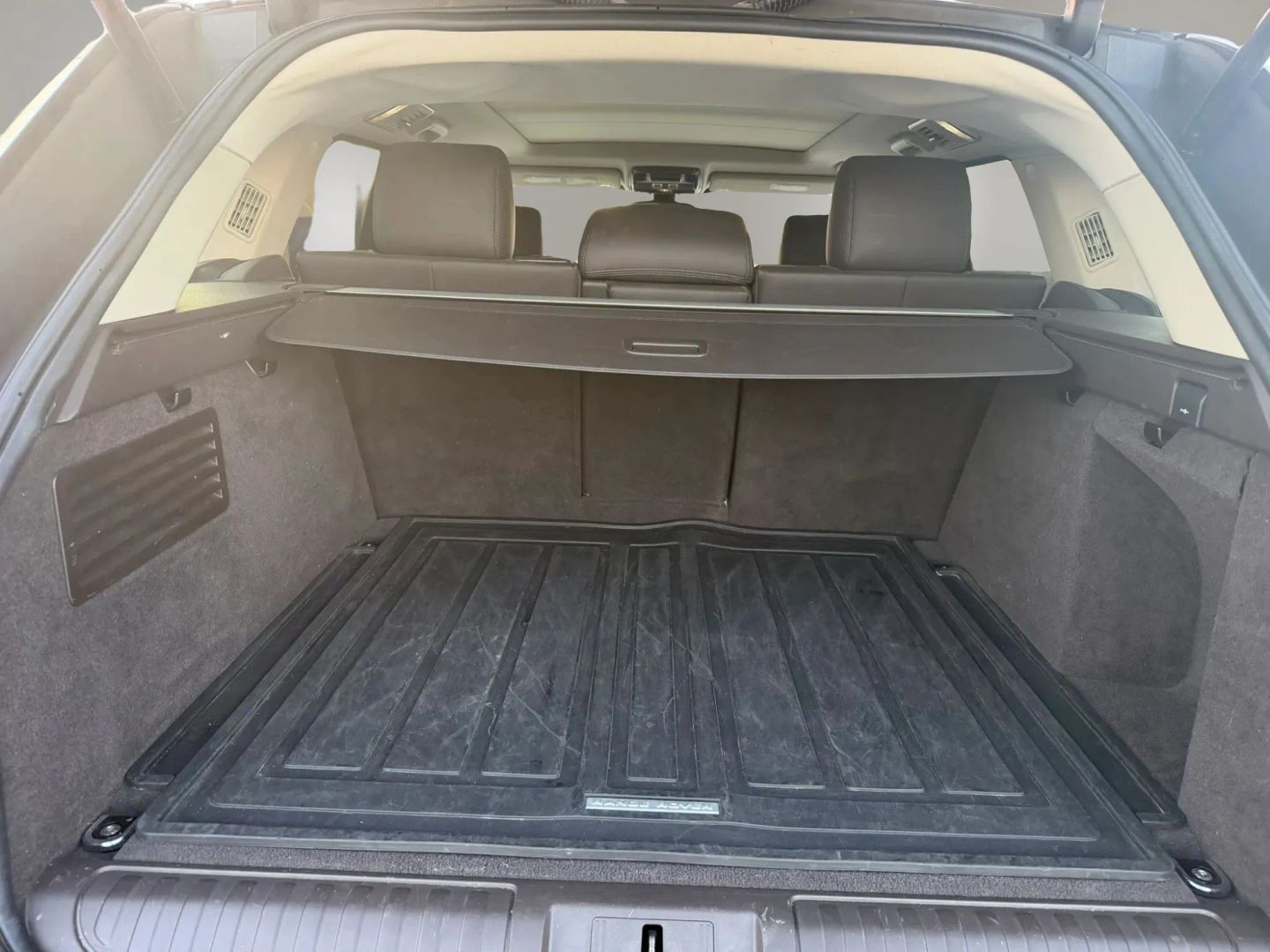 Photo 14 of this Land Rover Range Rover Sport