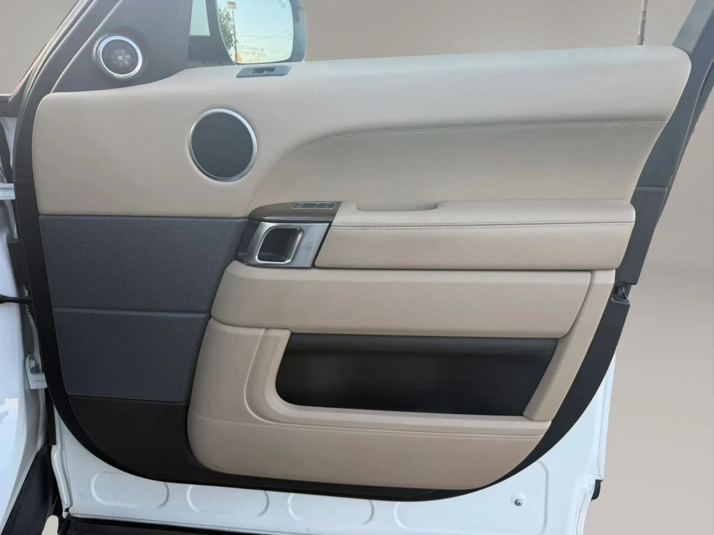 Photo 15 of this Land Rover Range Rover Sport