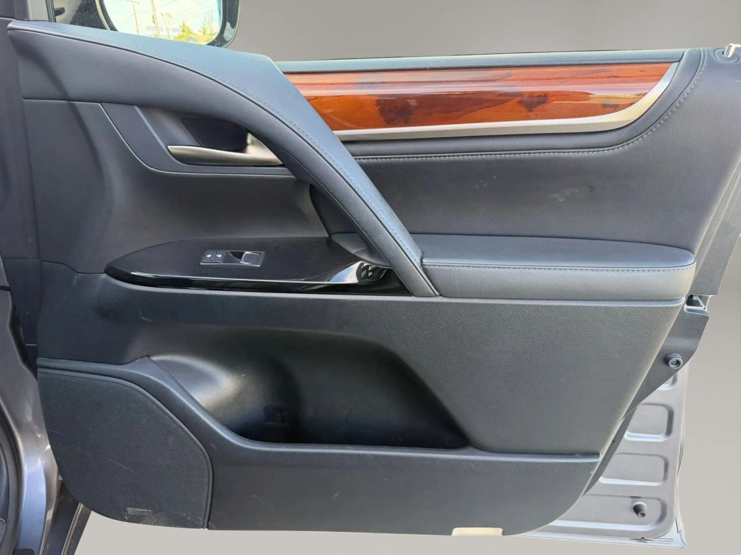 Photo 16 of this Lexus LX 570