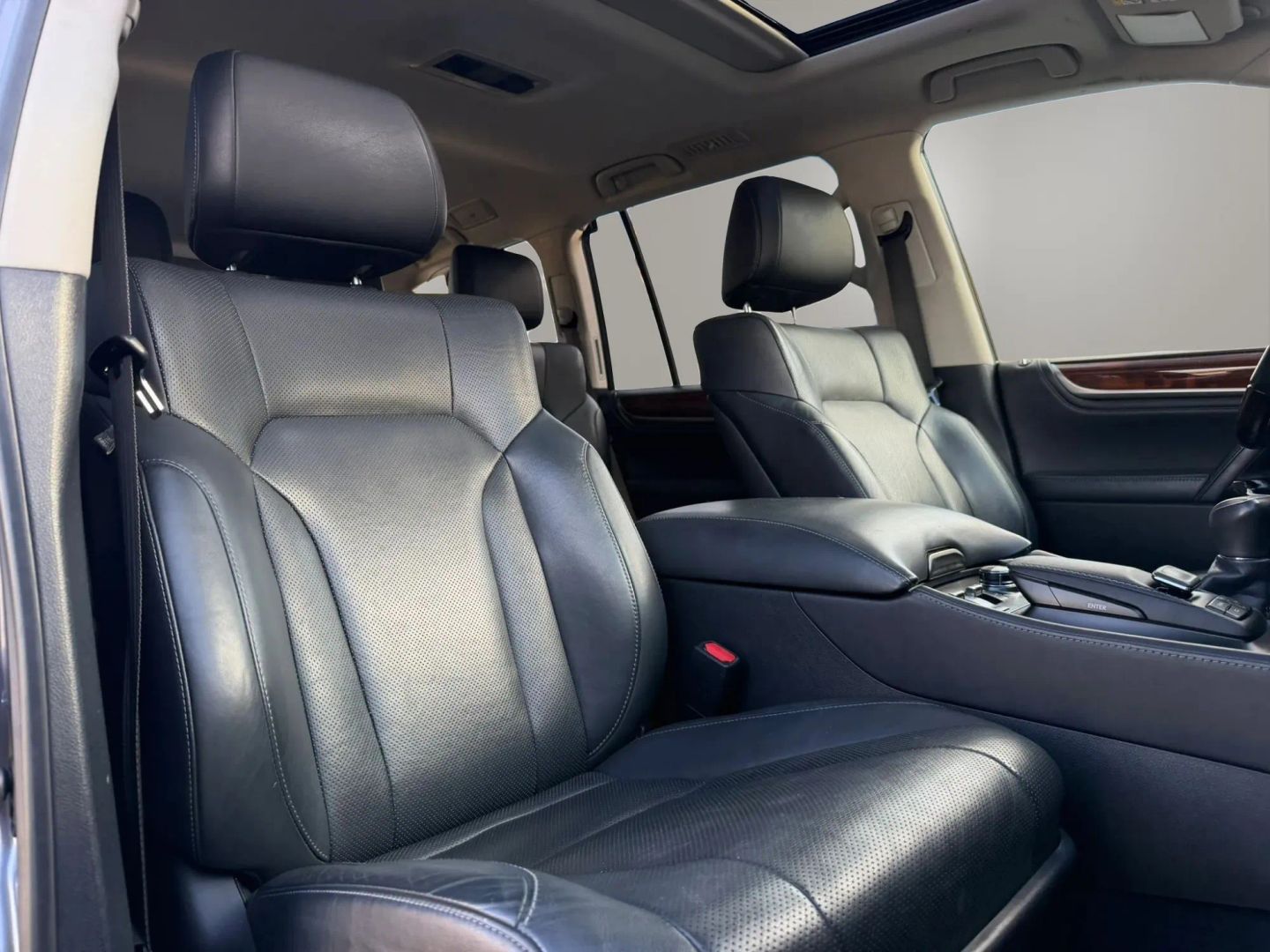 Photo 17 of this Lexus LX 570