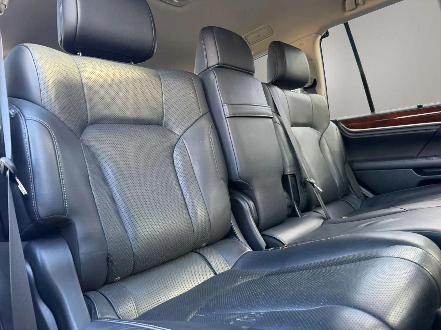 Photo 19 of this Lexus LX 570
