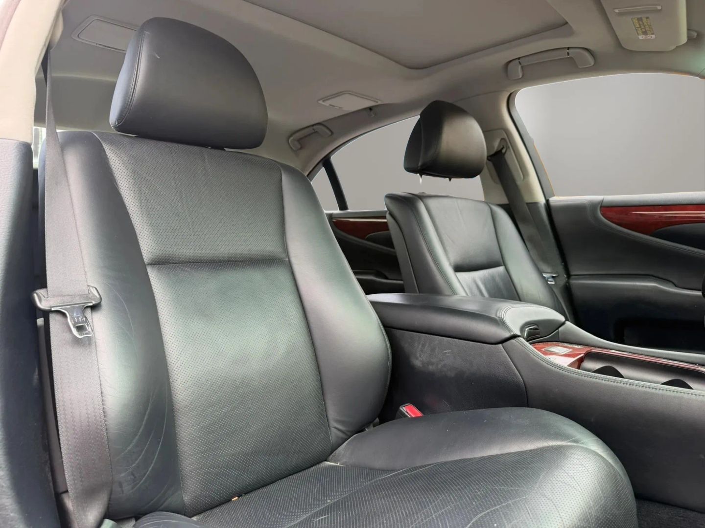 Photo 16 of this Lexus LS 460