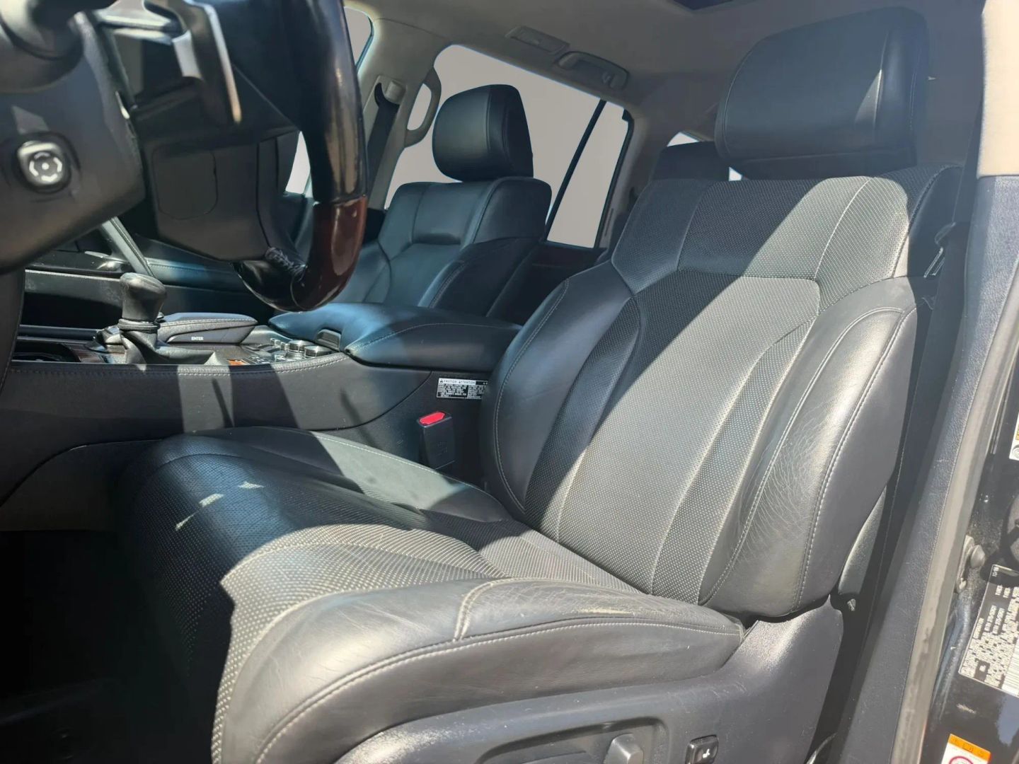 Photo 11 of this Lexus LX 570