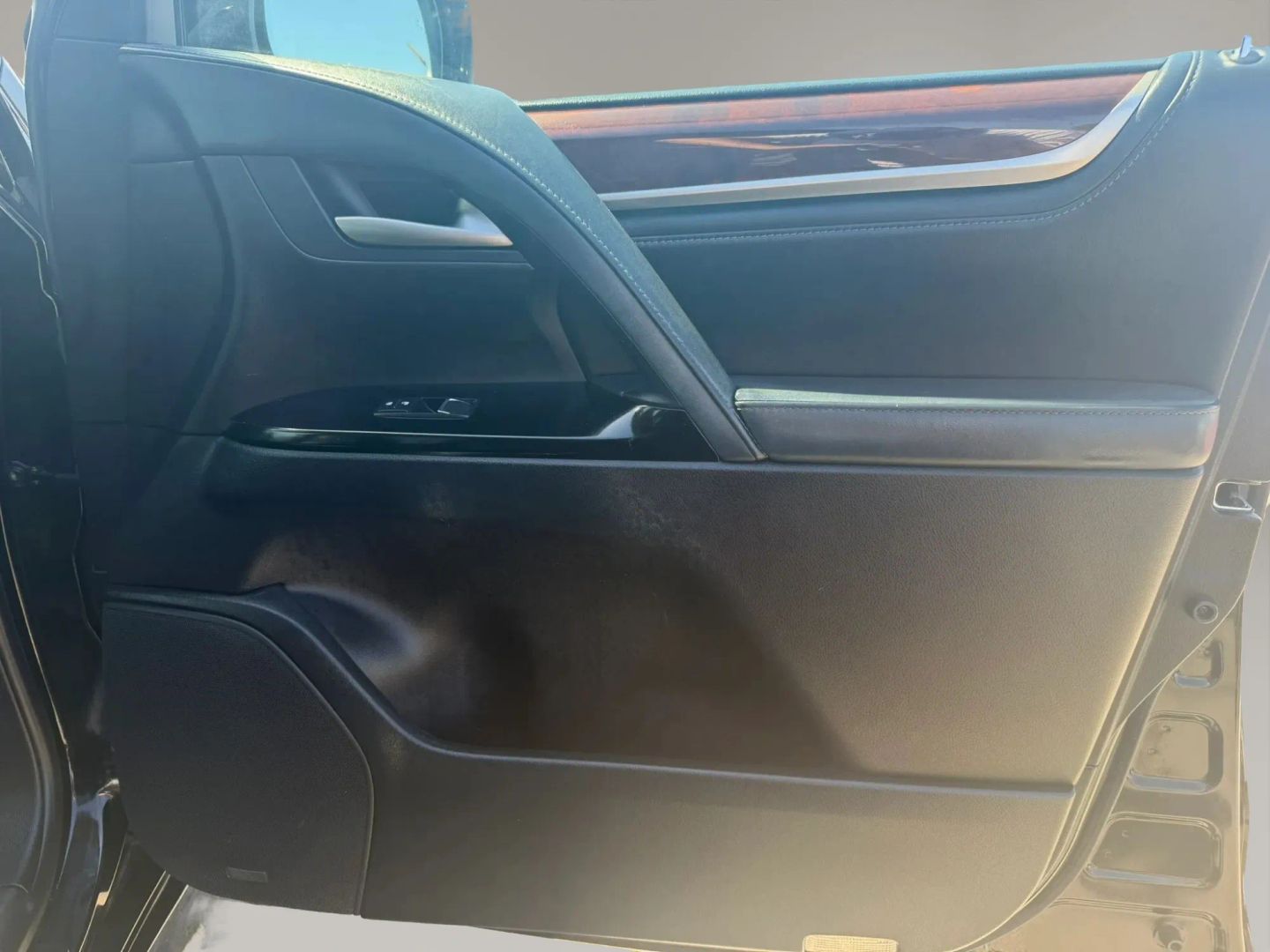 Photo 16 of this Lexus LX 570