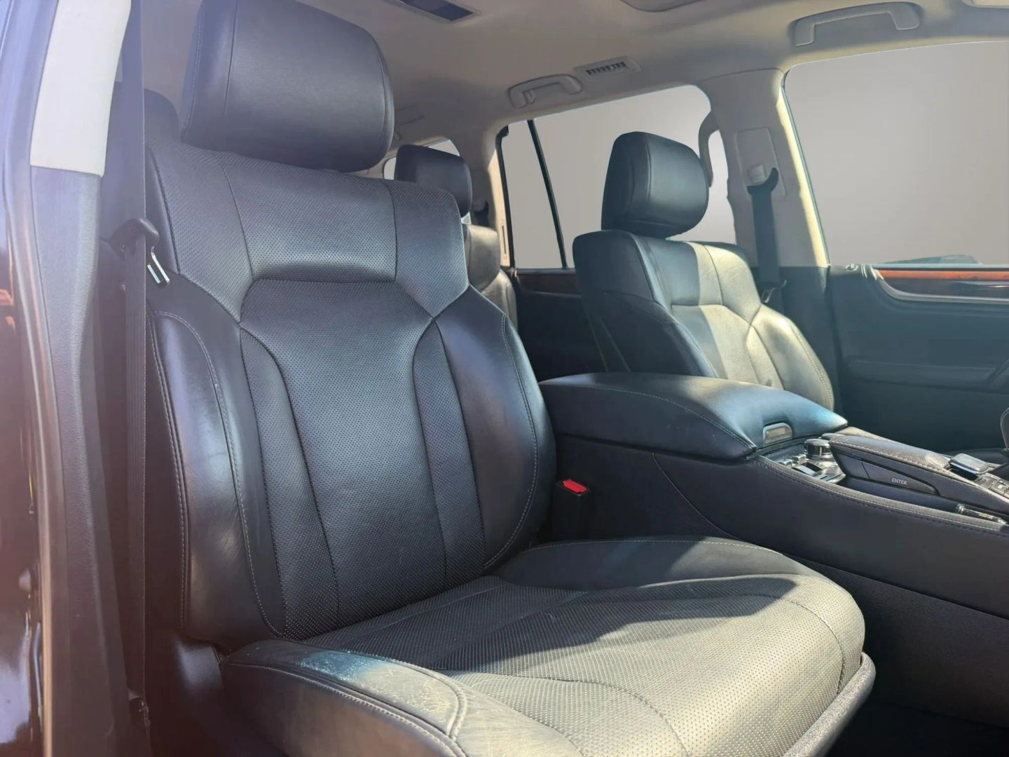 Photo 17 of this Lexus LX 570