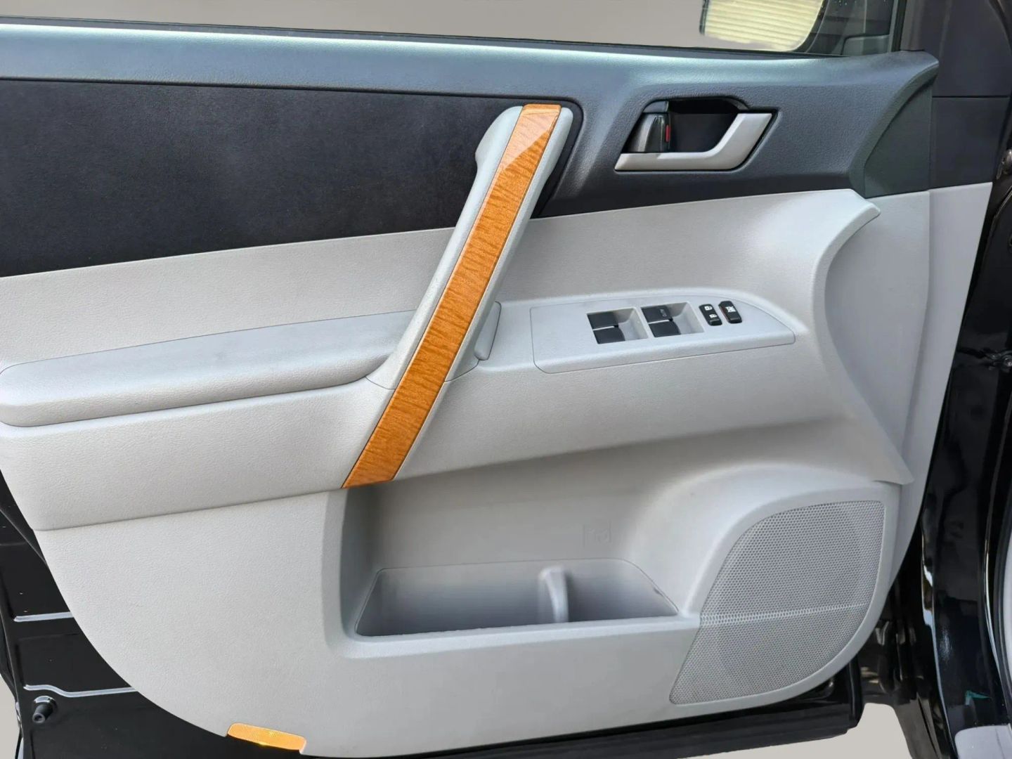 Photo 9 of this Toyota Highlander Hybrid