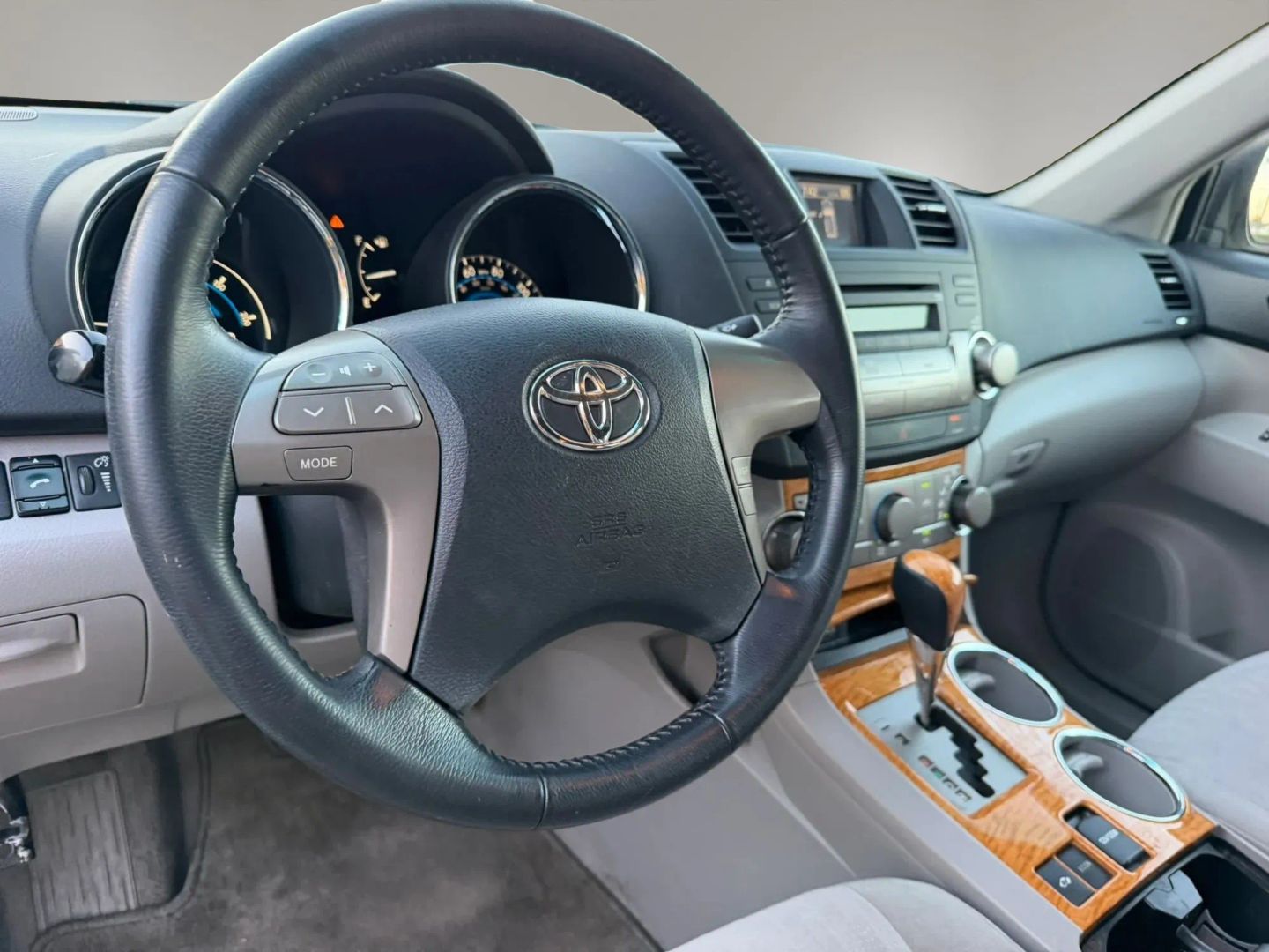 Photo 11 of this Toyota Highlander Hybrid
