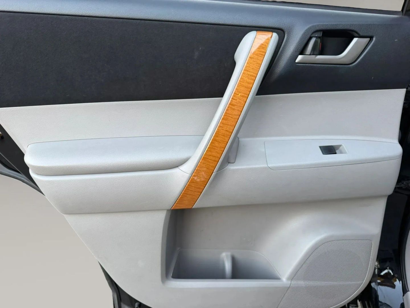 Photo 12 of this Toyota Highlander Hybrid