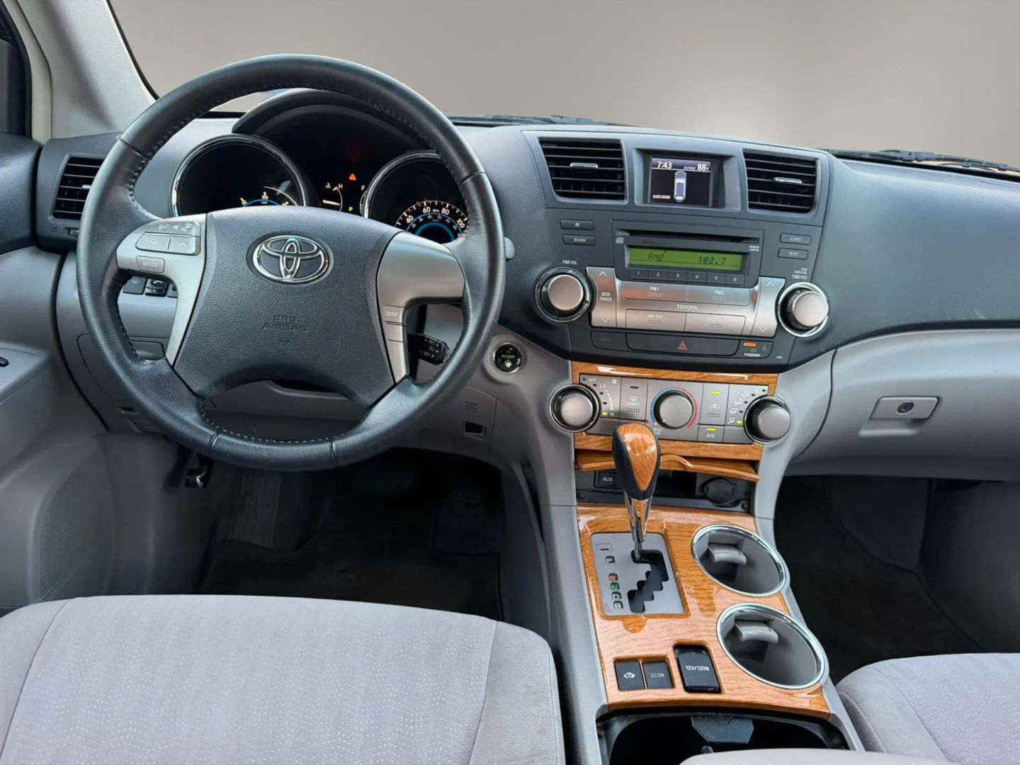 Photo 18 of this Toyota Highlander Hybrid