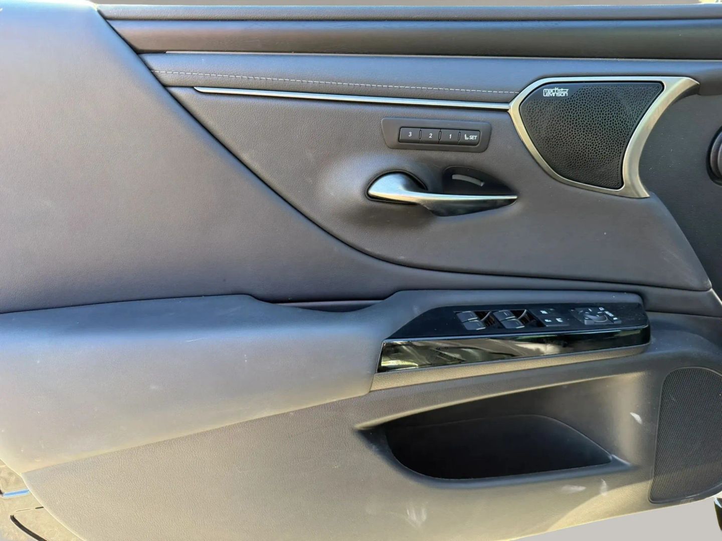 Photo 9 of this Lexus ES 300h
