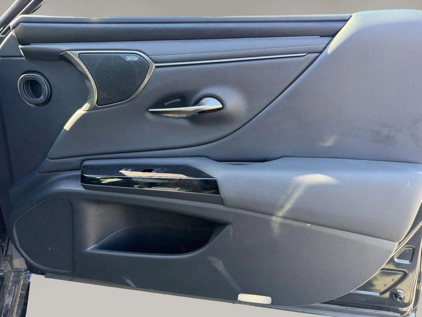 Photo 15 of this Lexus ES 300h