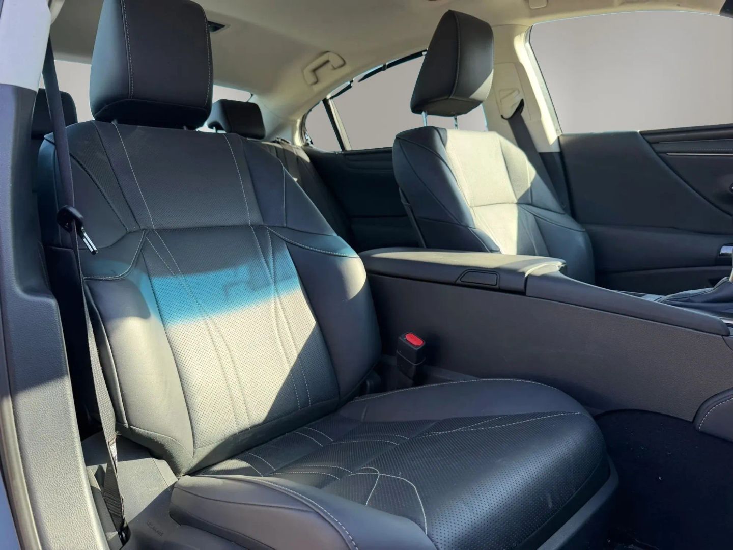 Photo 17 of this Lexus ES 300h