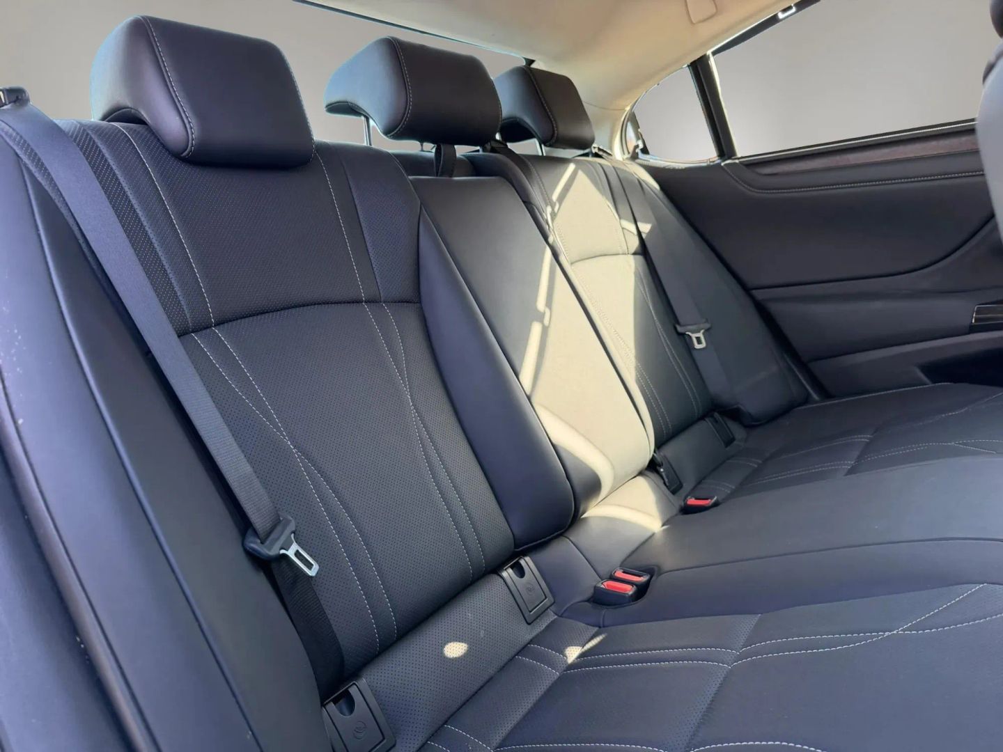 Photo 19 of this Lexus ES 300h