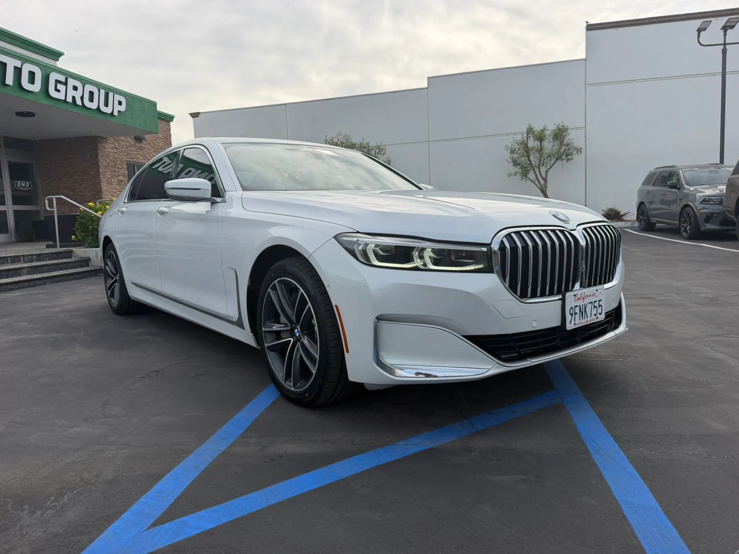 Photo 3 of this BMW 7 Series