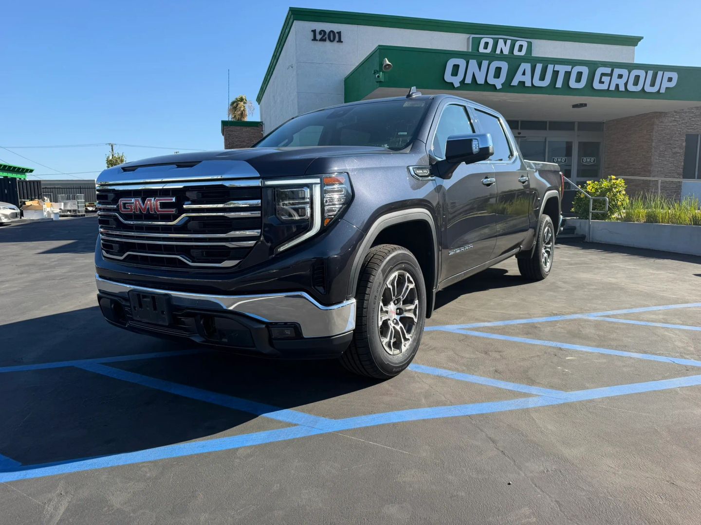 Photo 2 of this GMC Sierra 1500