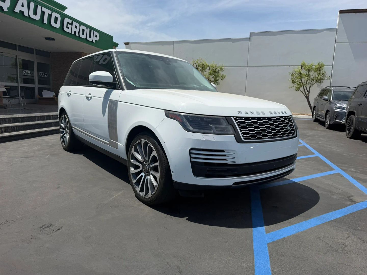 Photo 3 of this Land Rover Range Rover
