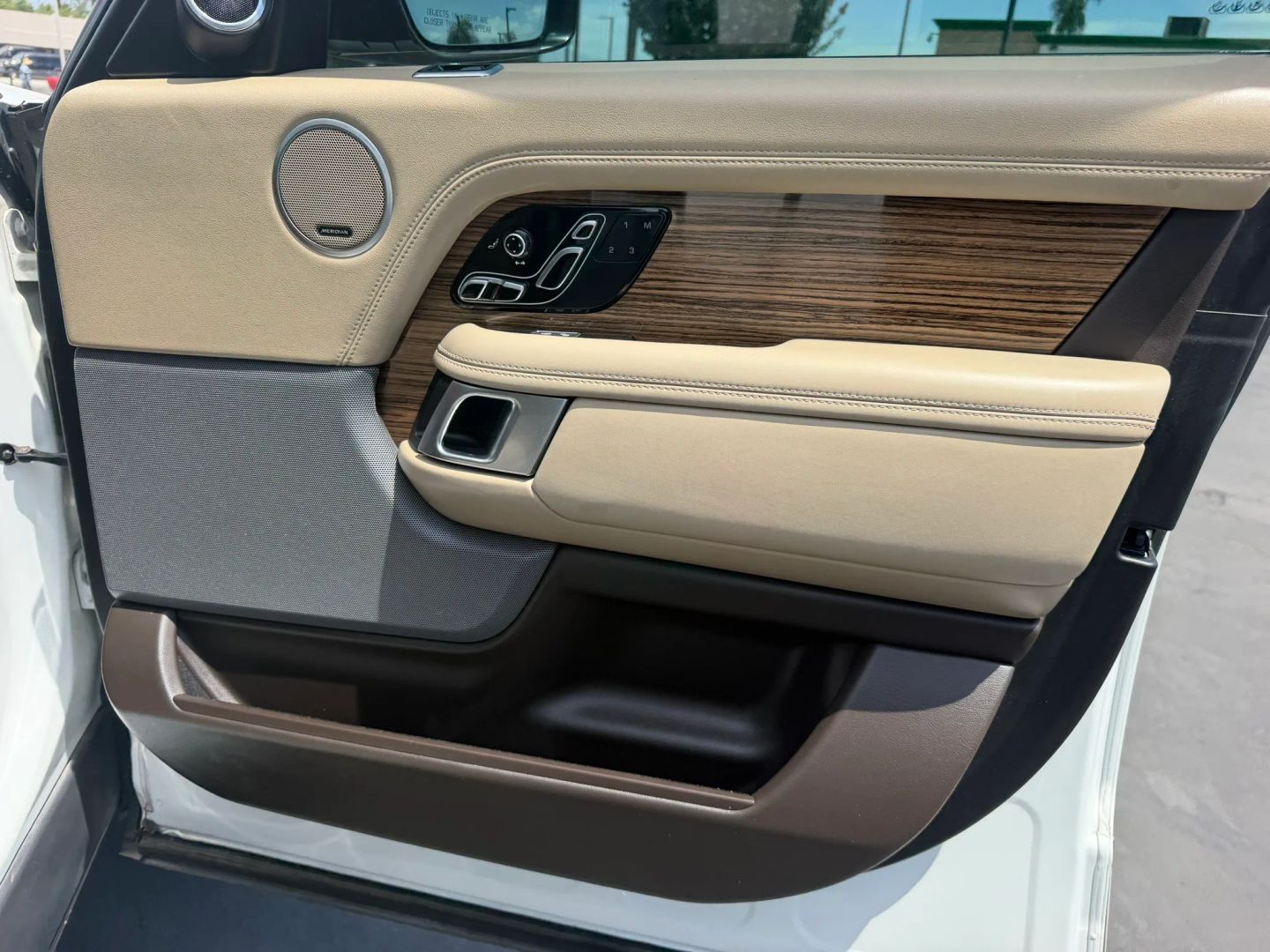 Photo 16 of this Land Rover Range Rover