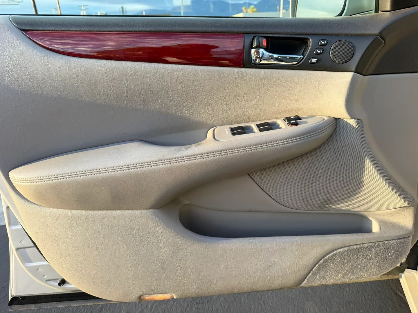 Photo 9 of this Lexus ES 300