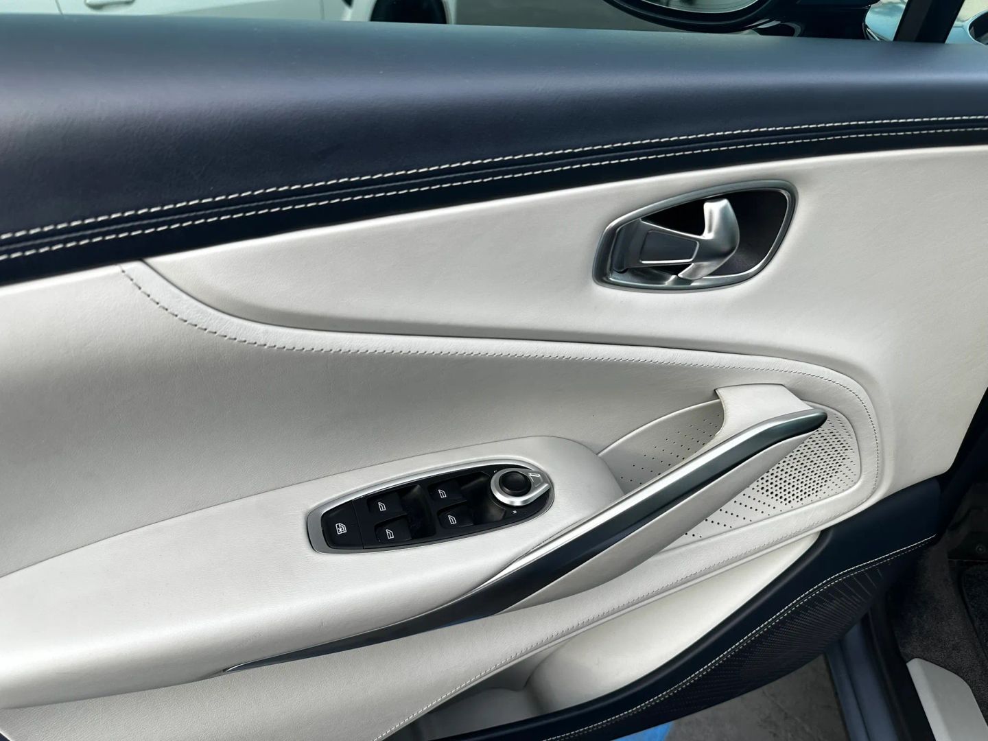 Photo 13 of this Aston Martin DBX