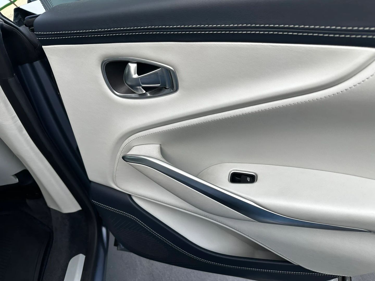 Photo 18 of this Aston Martin DBX