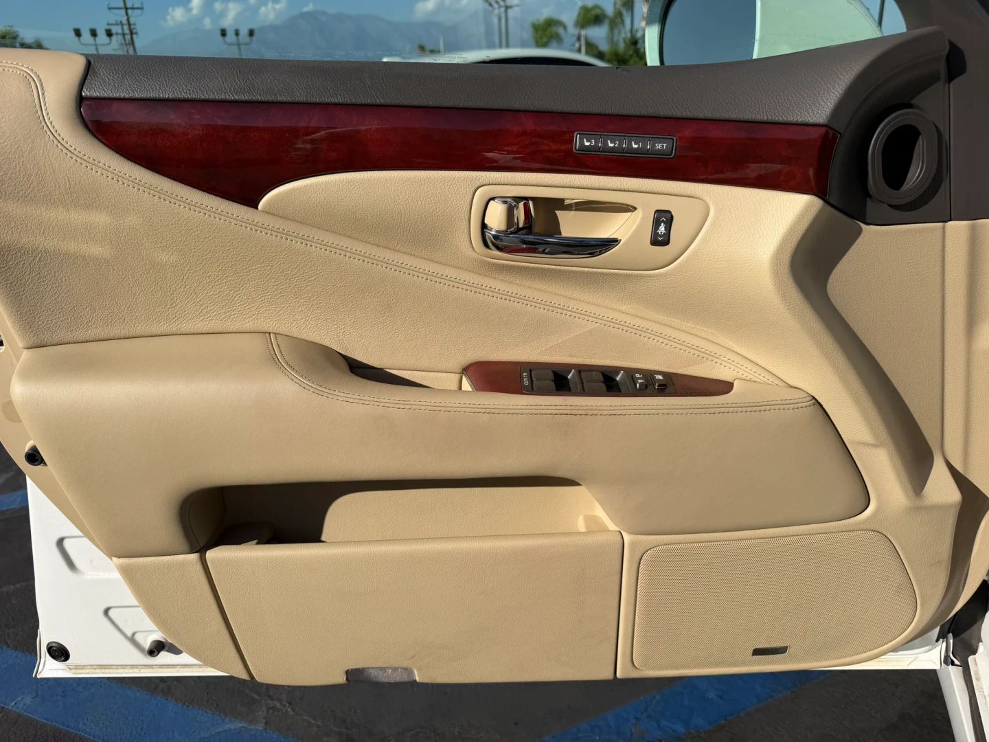 Photo 9 of this Lexus LS 460