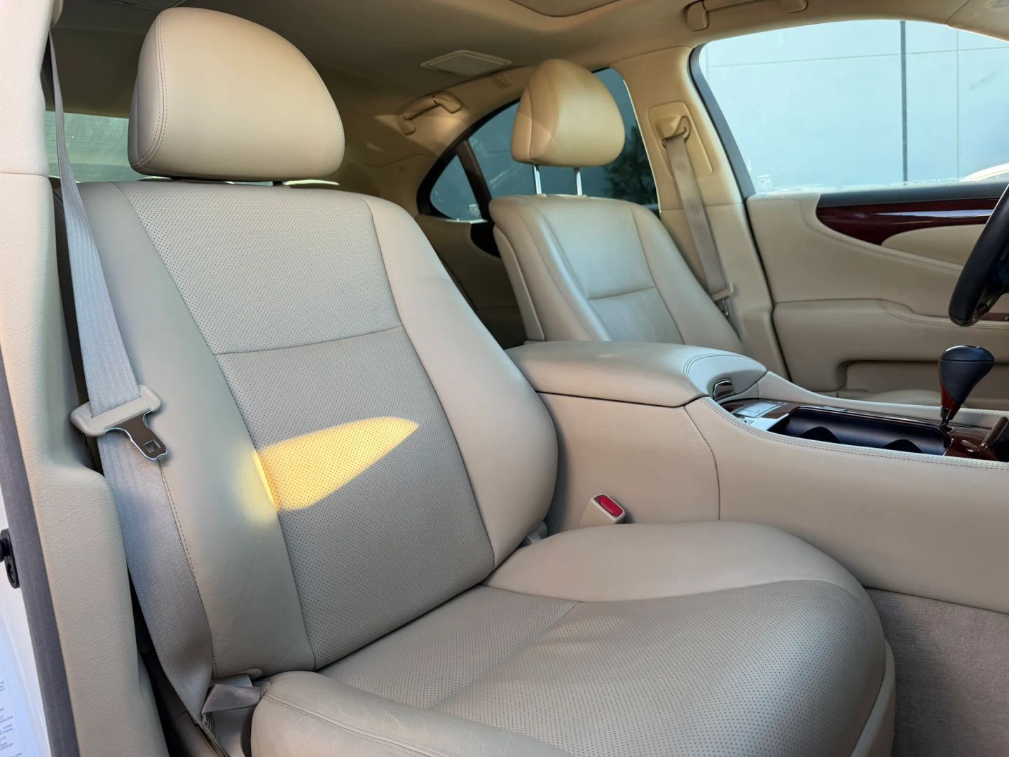 Photo 17 of this Lexus LS 460
