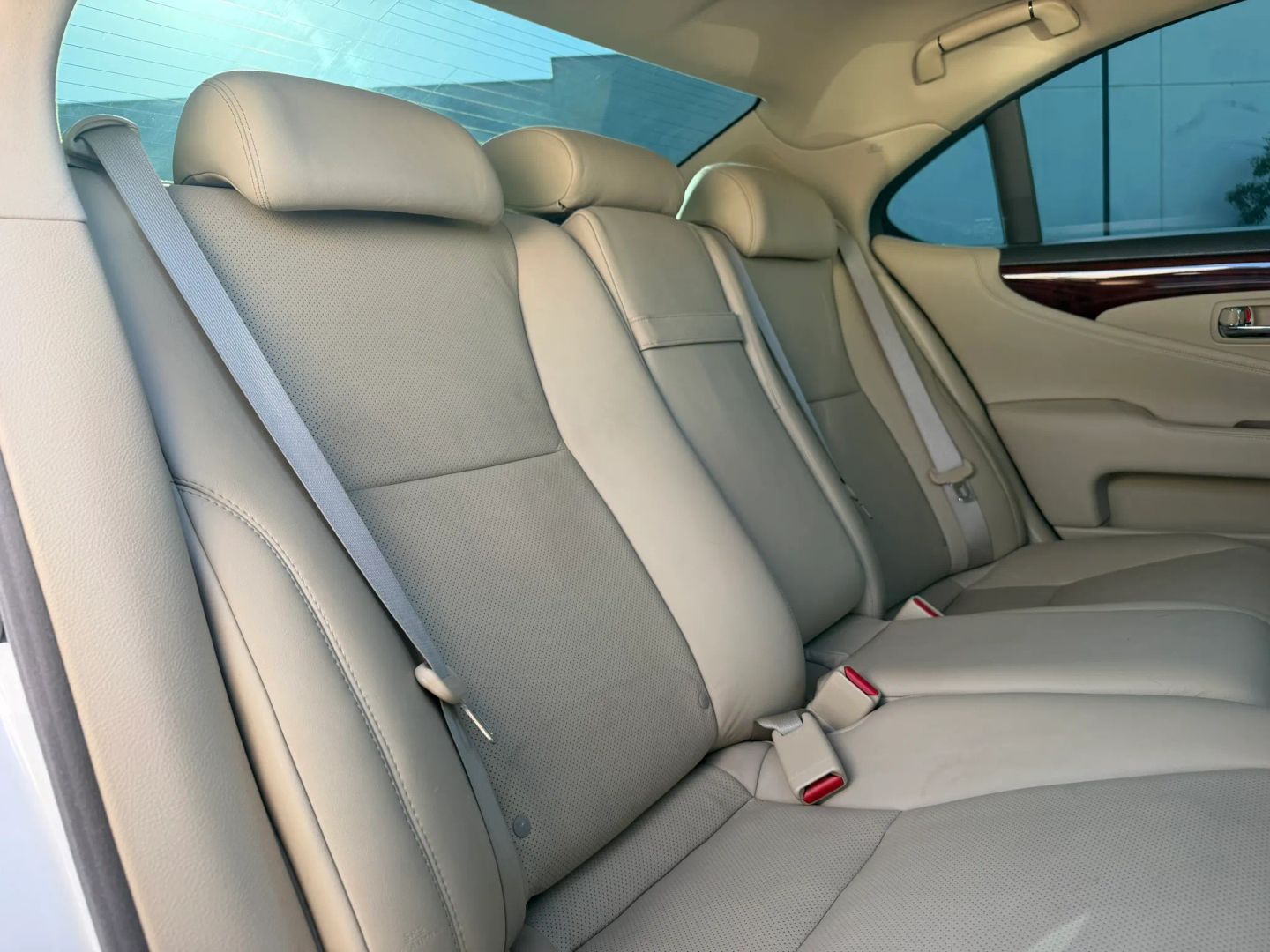 Photo 19 of this Lexus LS 460