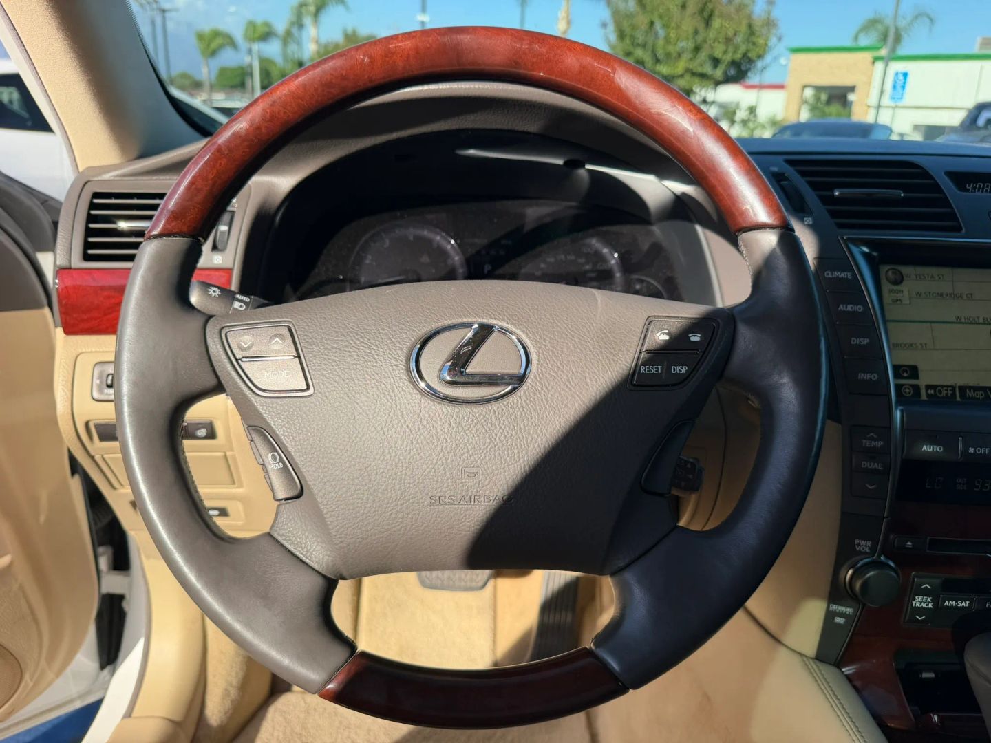Photo 22 of this Lexus LS 460