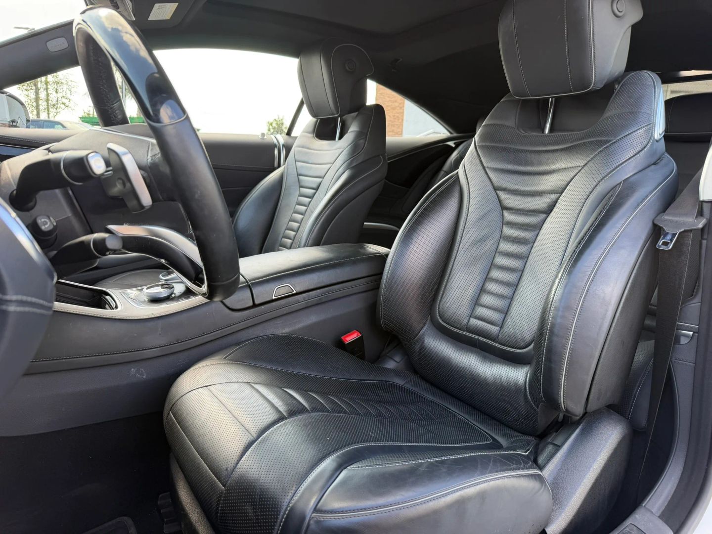 Photo 10 of this Mercedes-Benz S 550