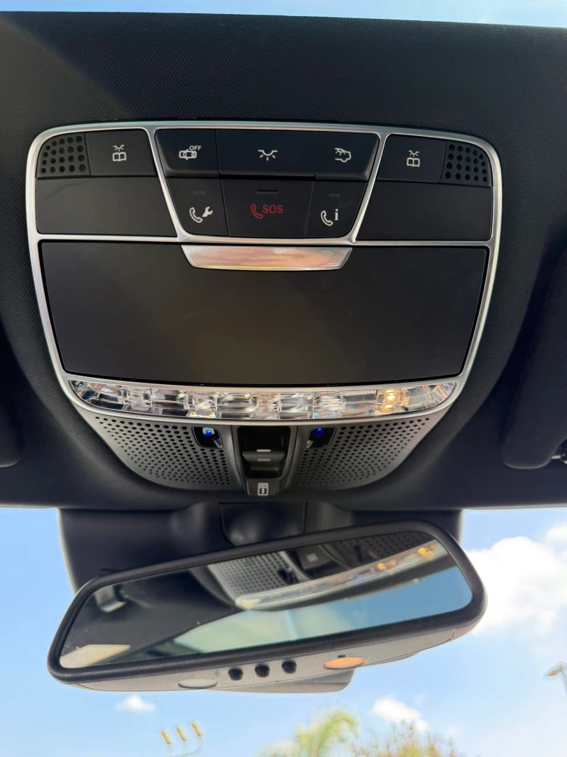 Photo 30 of this Mercedes-Benz S 550