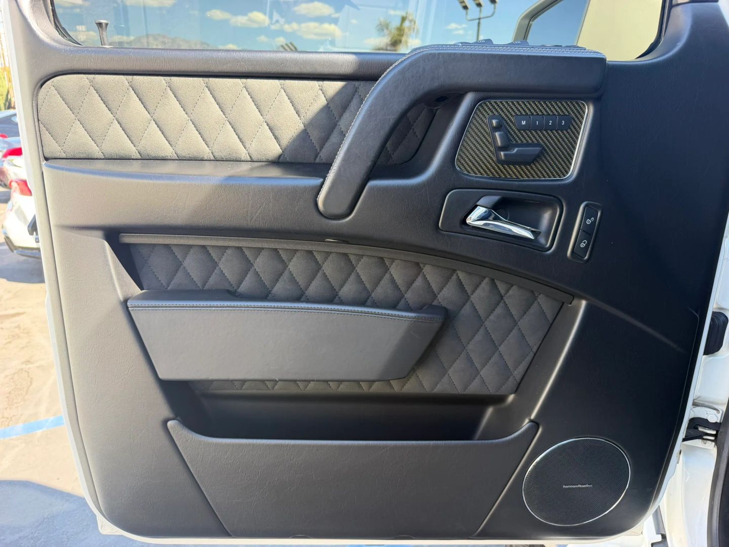Photo 21 of this Mercedes-Benz G 550 4x4 Squared