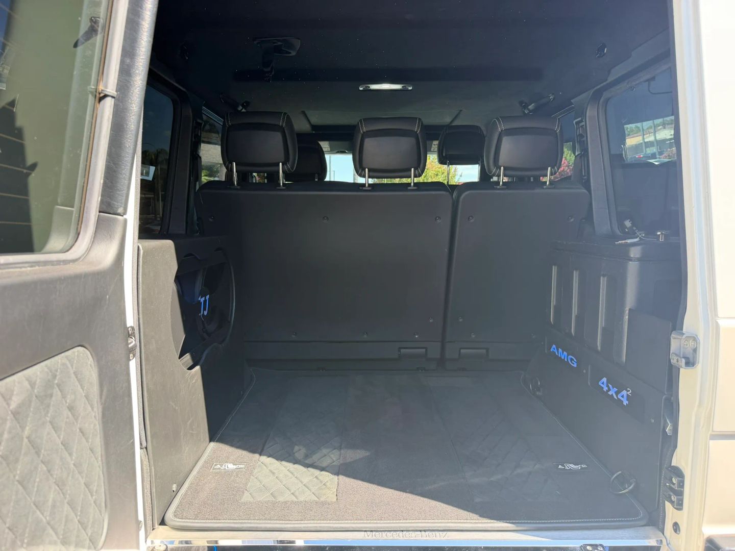Photo 39 of this Mercedes-Benz G 550 4x4 Squared